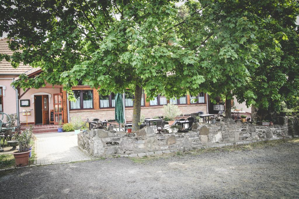 Borostyankert Etterem & Vendeghaz Hotel Sitke Luaran gambar
