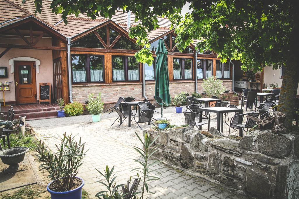 Borostyankert Etterem & Vendeghaz Hotel Sitke Luaran gambar